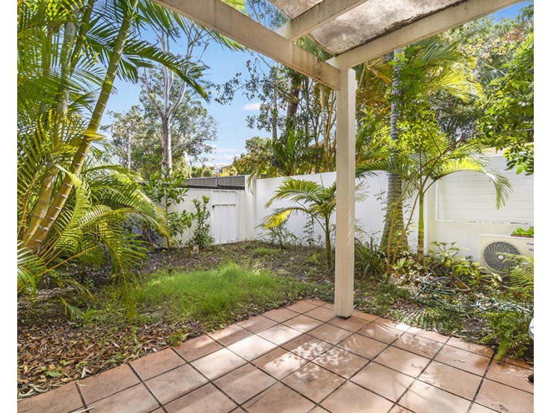 2/100 Cotlew Street East, Southport QLD 4215