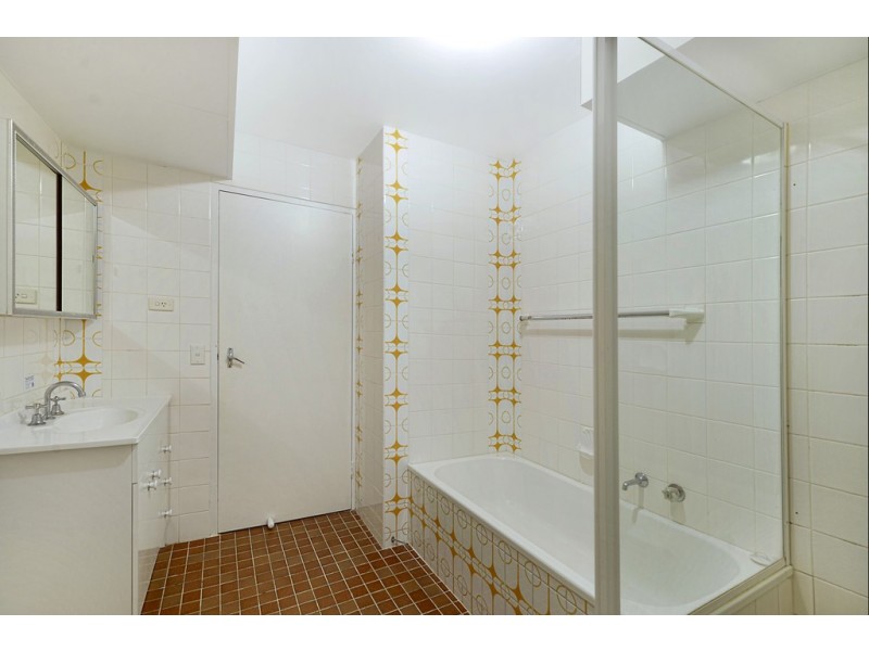 09E, 2-18 Riverview Parade, Surfers Paradise QLD 4217