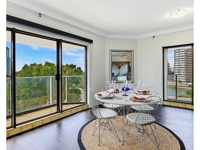 21/2 Admiralty Drive, Paradise Waters QLD 4217