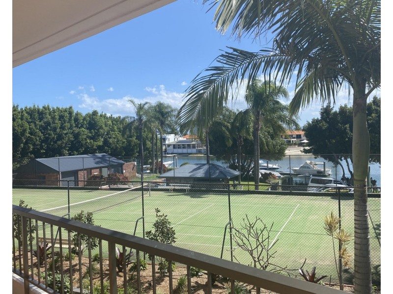 18 COMMODORE, Surfers Paradise QLD 4217