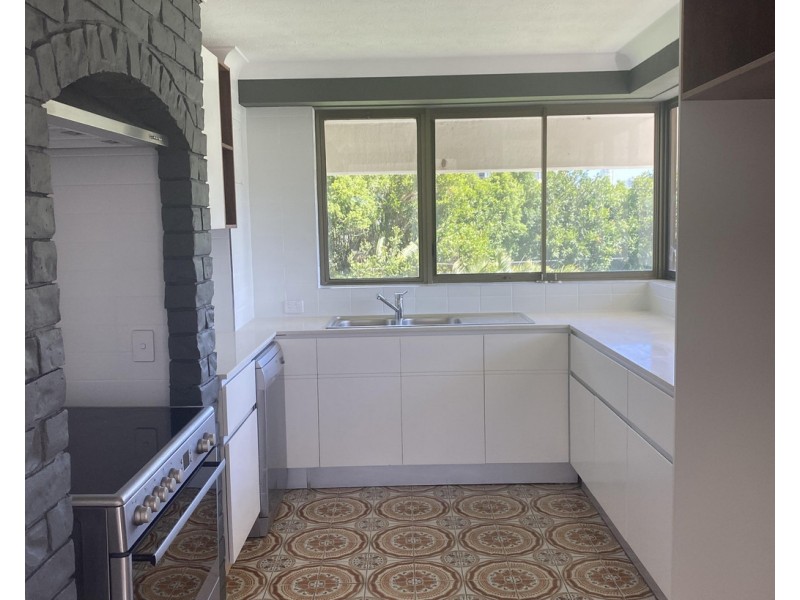 18 COMMODORE, Surfers Paradise QLD 4217