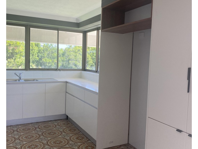 18 COMMODORE, Surfers Paradise QLD 4217