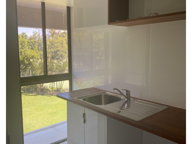 18 COMMODORE, Surfers Paradise QLD 4217