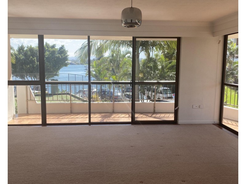 18 COMMODORE, Surfers Paradise QLD 4217