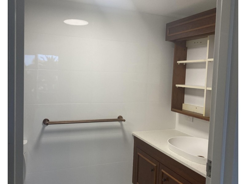 18 COMMODORE, Surfers Paradise QLD 4217