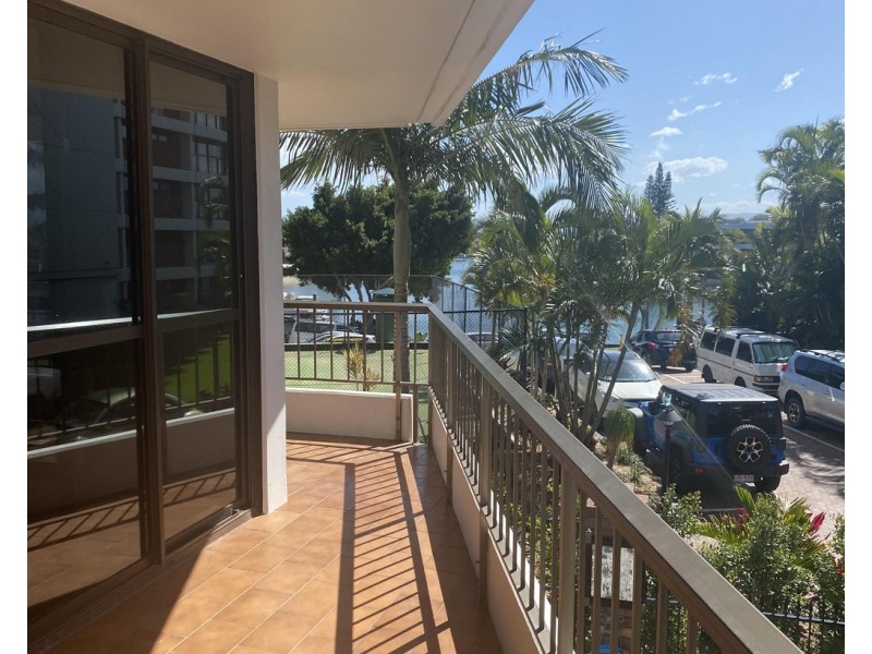 18 COMMODORE, Surfers Paradise QLD 4217