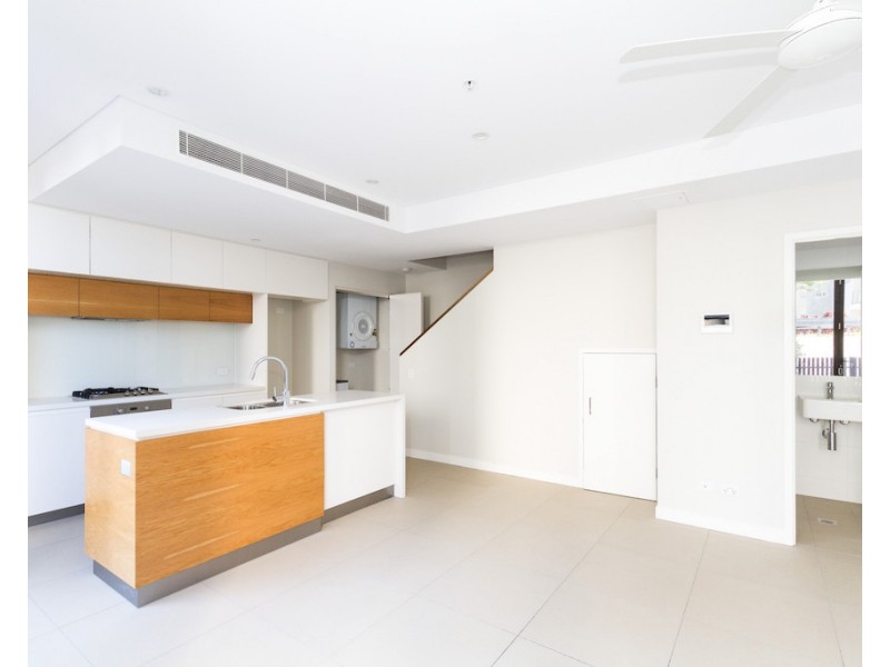 02/37D Harbour Road, Hamilton QLD 4007