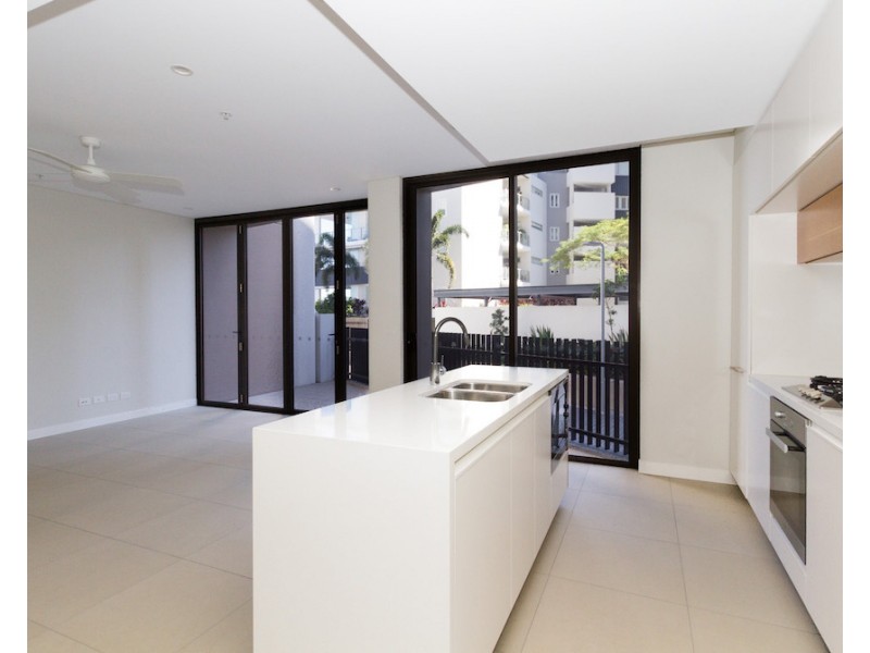 02/37D Harbour Road, Hamilton QLD 4007