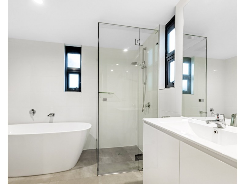 32 Surf Parade, Broadbeach QLD 4218