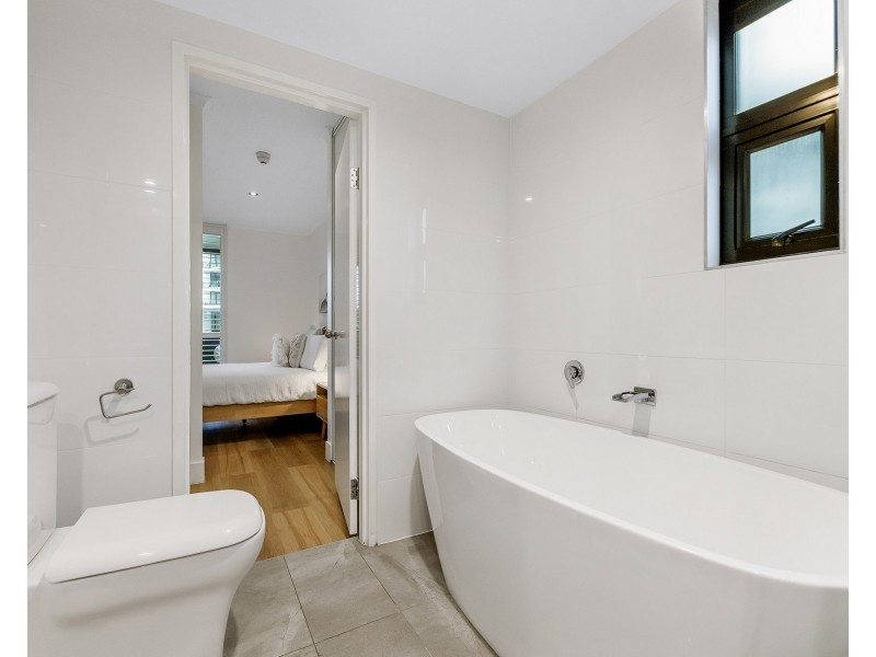 32 Surf Parade, Broadbeach QLD 4218