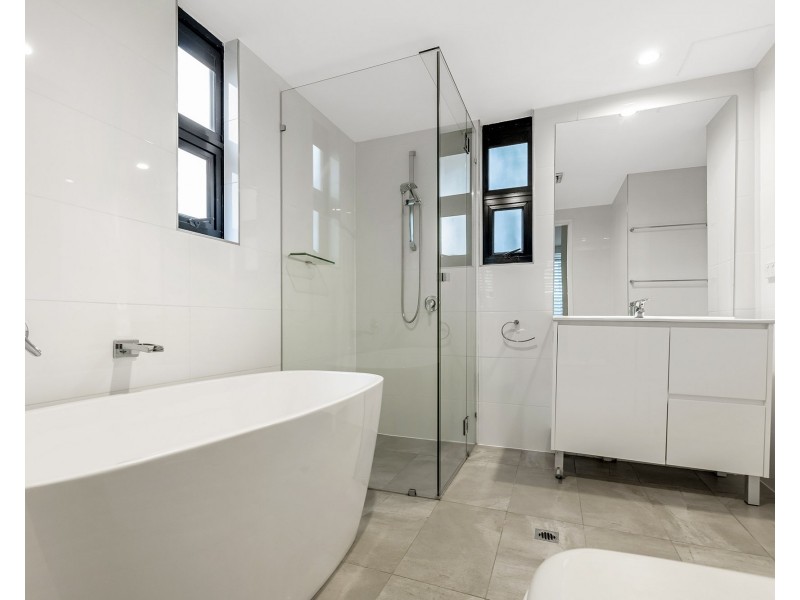 32 Surf Parade, Broadbeach QLD 4218