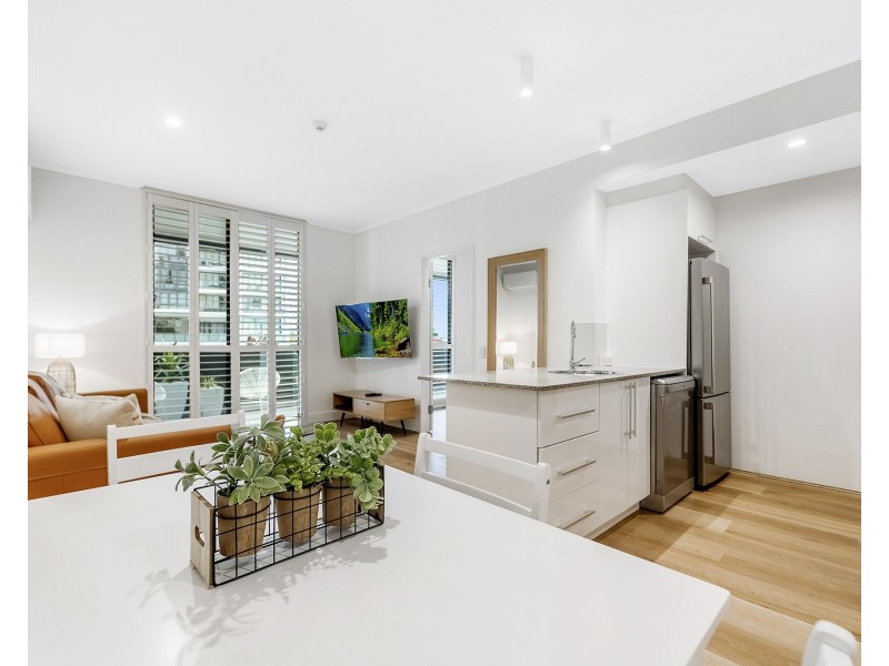 32 Surf Parade, Broadbeach QLD 4218