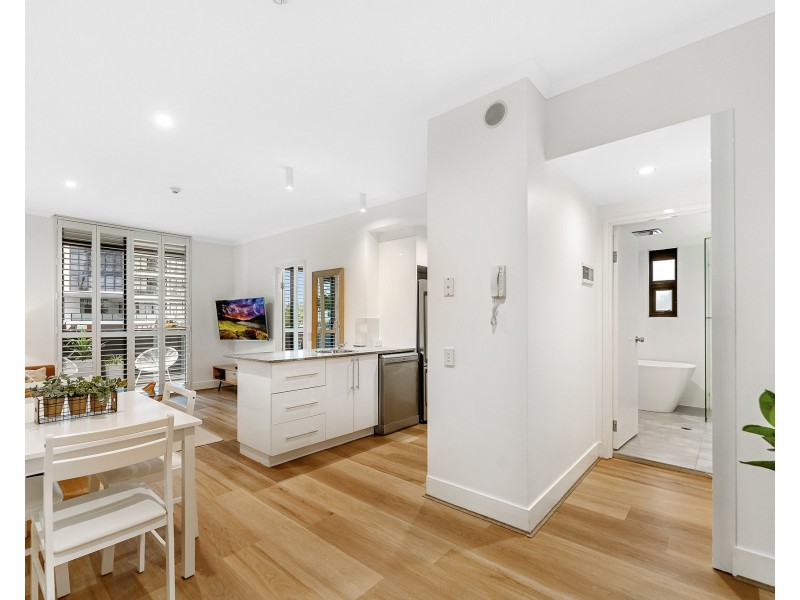 32 Surf Parade, Broadbeach QLD 4218