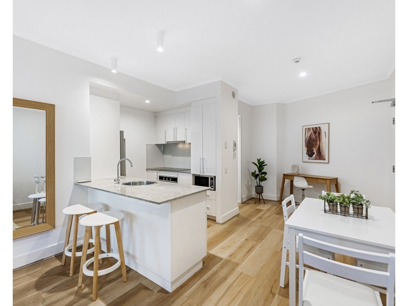 32 Surf Parade, Broadbeach QLD 4218