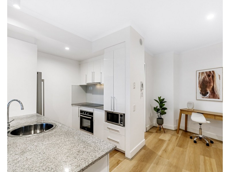 32 Surf Parade, Broadbeach QLD 4218