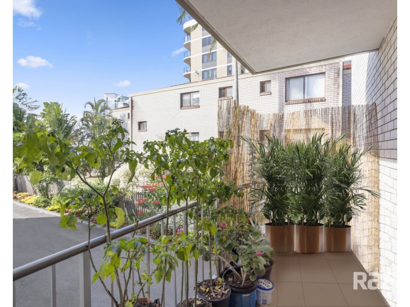 4/8 Baker Avenue, Labrador QLD 4215