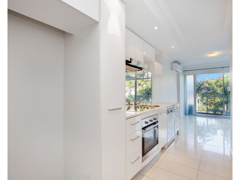33-37 Madang Cres, Runaway Bay QLD 4216