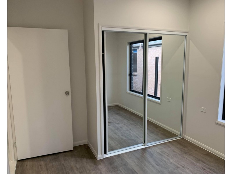 2B Farmer Place, Park Ridge QLD 4125