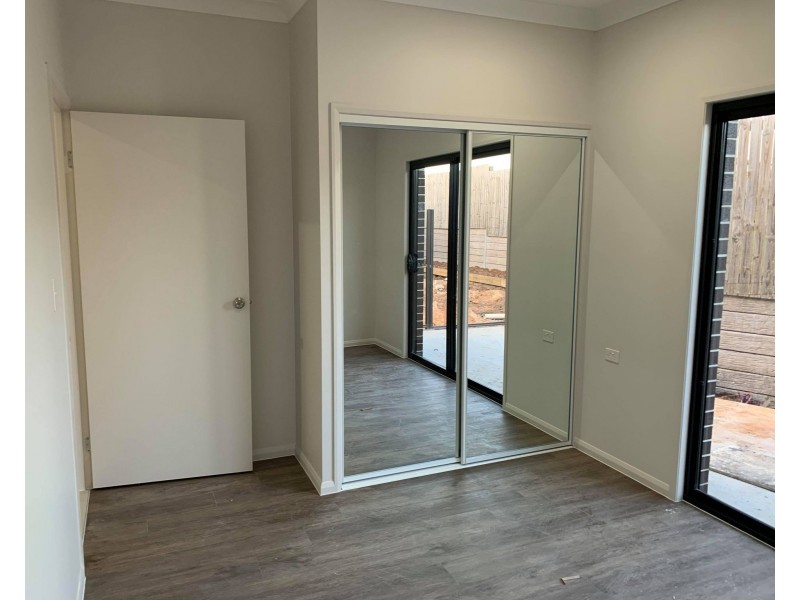 2B Farmer Place, Park Ridge QLD 4125