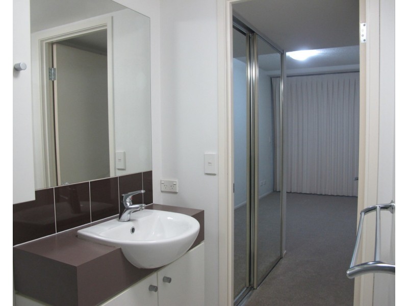 DB2411 / 27 Station Rd, Indooroopilly QLD 4068