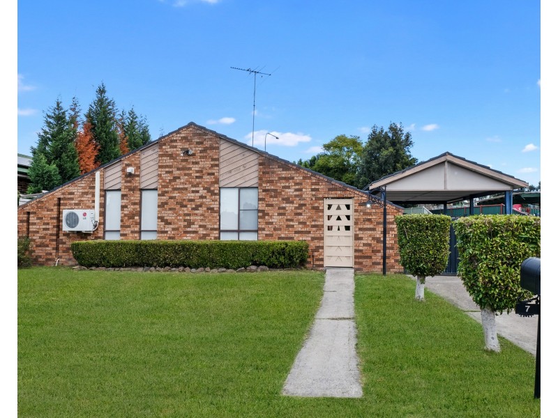7 Burrowes Groves, Dean Park NSW 2761