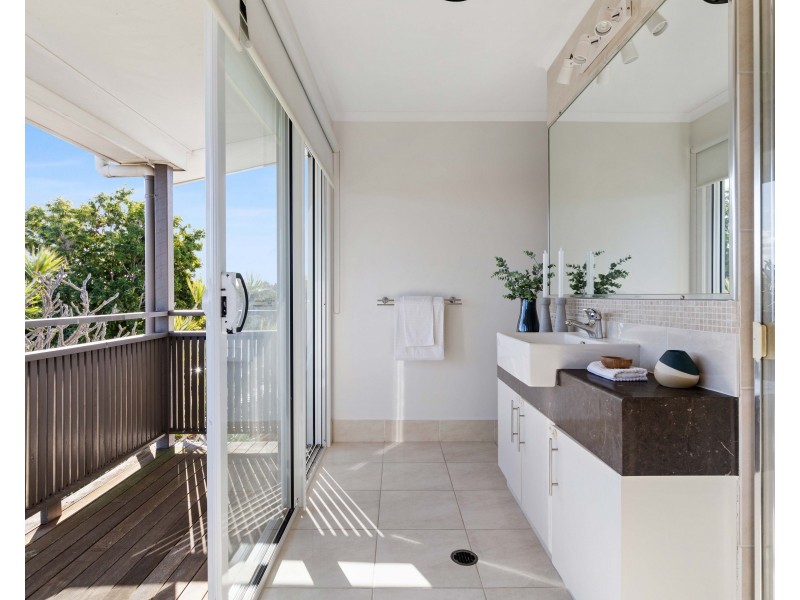 7 Whitsunday Street, Kawana Island QLD 4575