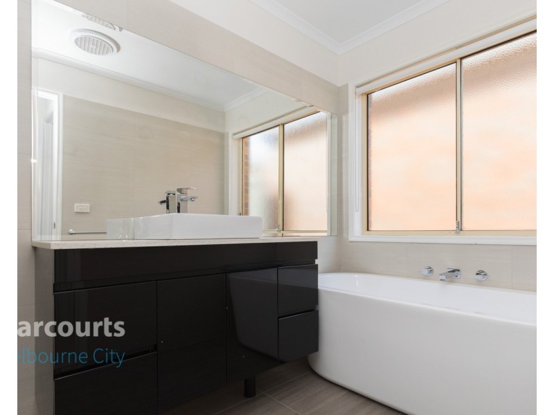 17 Naracoorte Drive, Caroline Springs VIC 3023