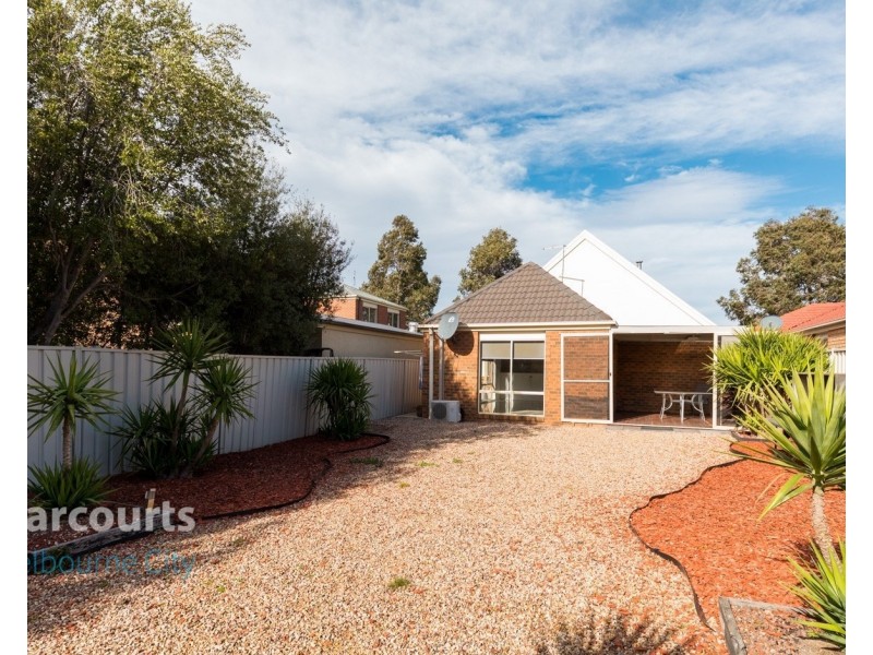 17 Naracoorte Drive, Caroline Springs VIC 3023