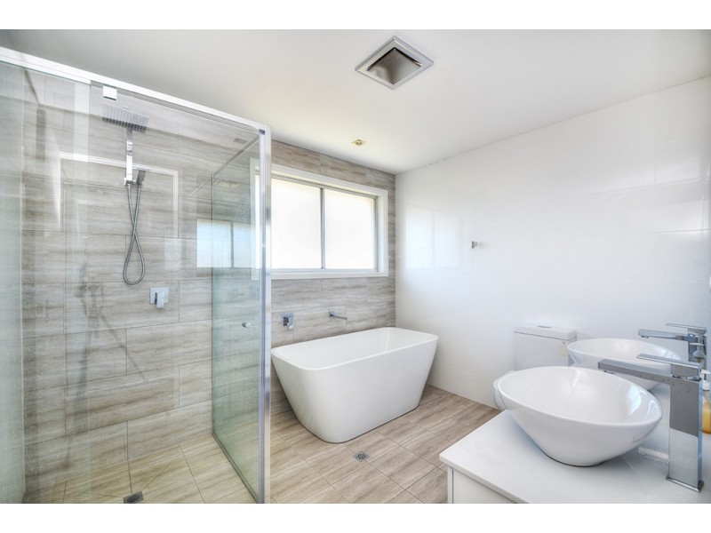 10 Cadence Avenue, Mermaid Waters QLD 4218