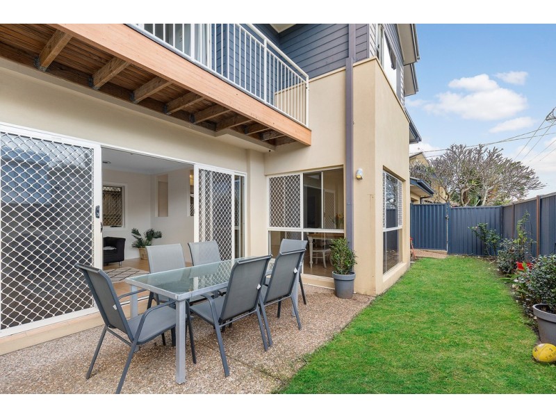 2/16 Tenth Avenue, Palm Beach QLD 4221