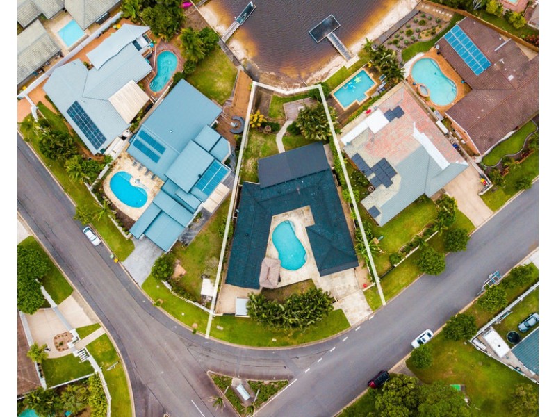 1 River Crescent, Broadbeach Waters QLD 4218