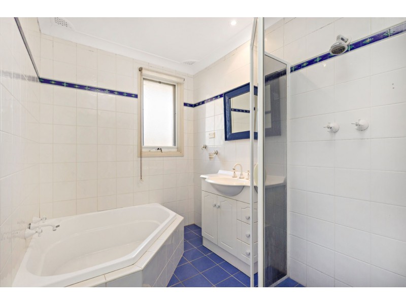 4 Bell St, Toongabbie NSW 2146