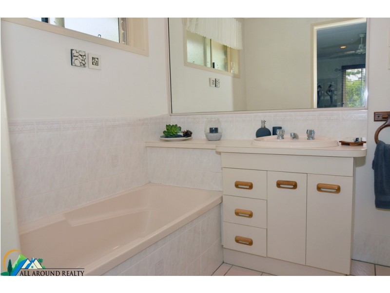 10 Hart Street, Blackbutt QLD 4306