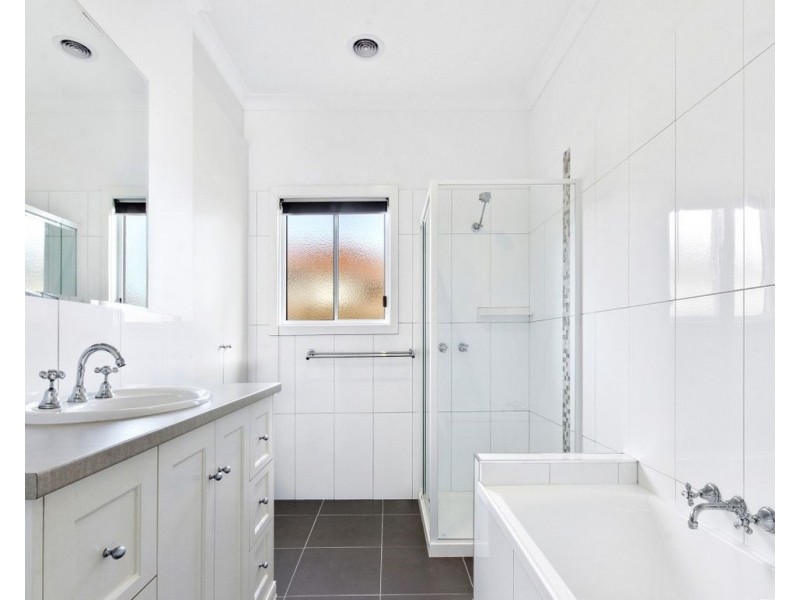 100 Ernest St, Bell Post Hill VIC 3215