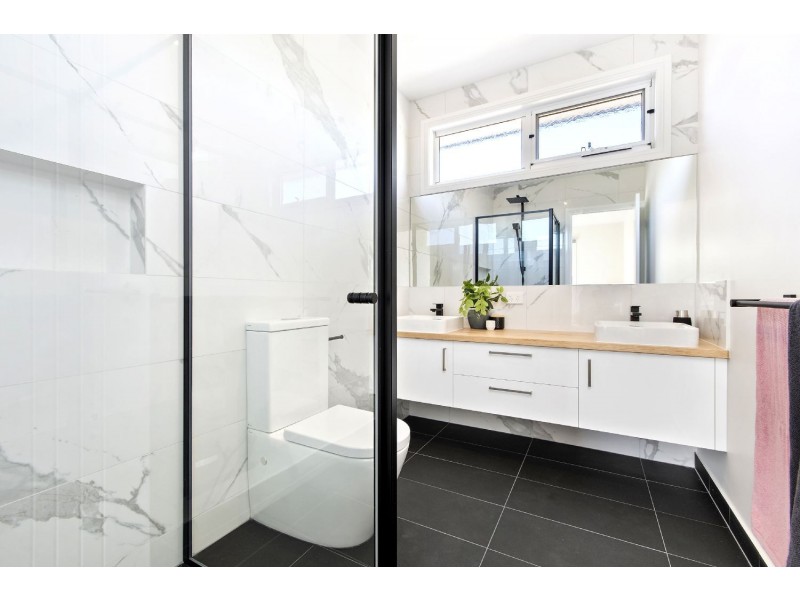 2/36 Heytesbury ST, Herne Hill VIC 3218