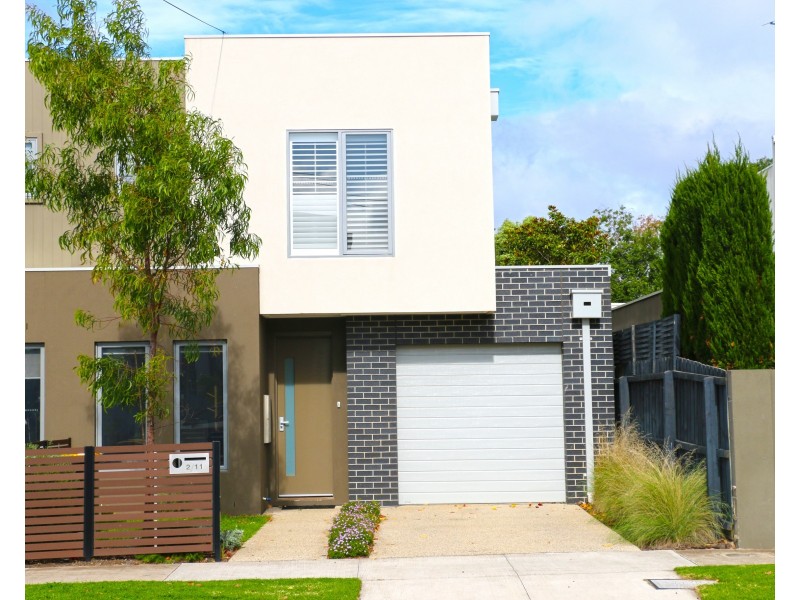 2/11 Noble Street, Newtown VIC 3220