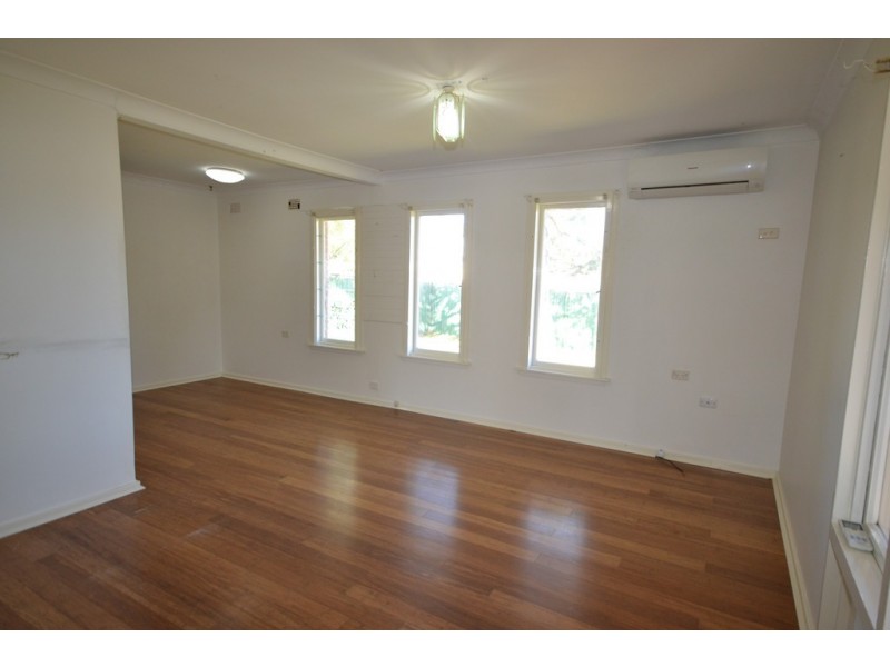 33 Sampson Crescent, Bomaderry NSW 2541