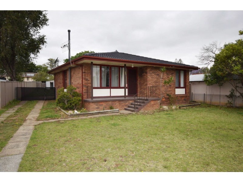 35 Sampson Crescent, Bomaderry NSW 2541