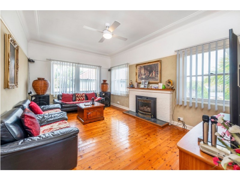 15 Cambewarra Road, Bomaderry NSW 2541