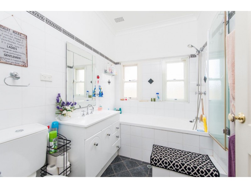 15 Cambewarra Road, Bomaderry NSW 2541