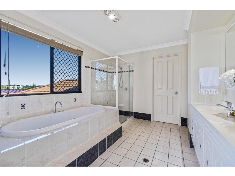 24 Sunbird Chase, Parrearra QLD 4575