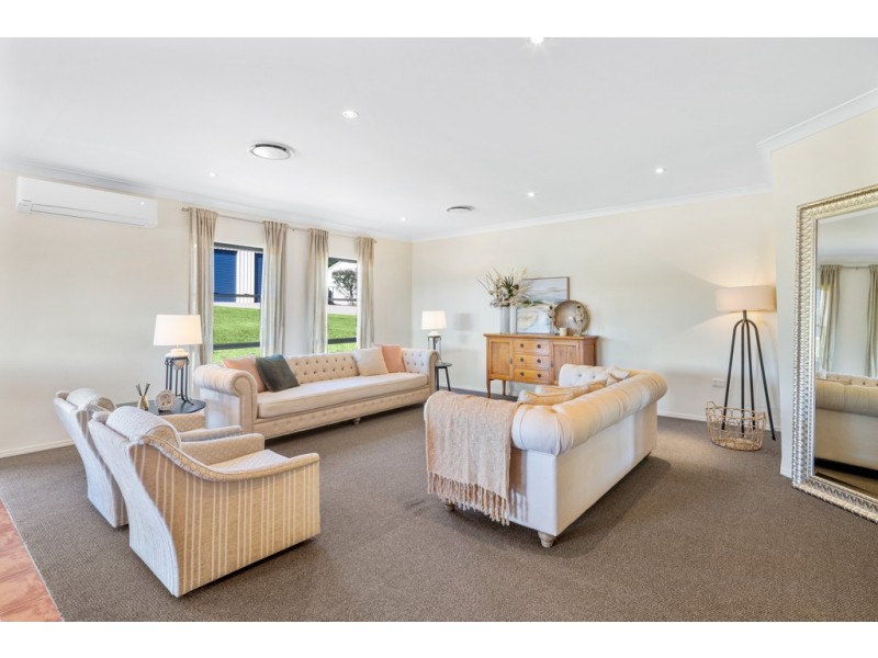 3 Deakin Court, Southside QLD 4570