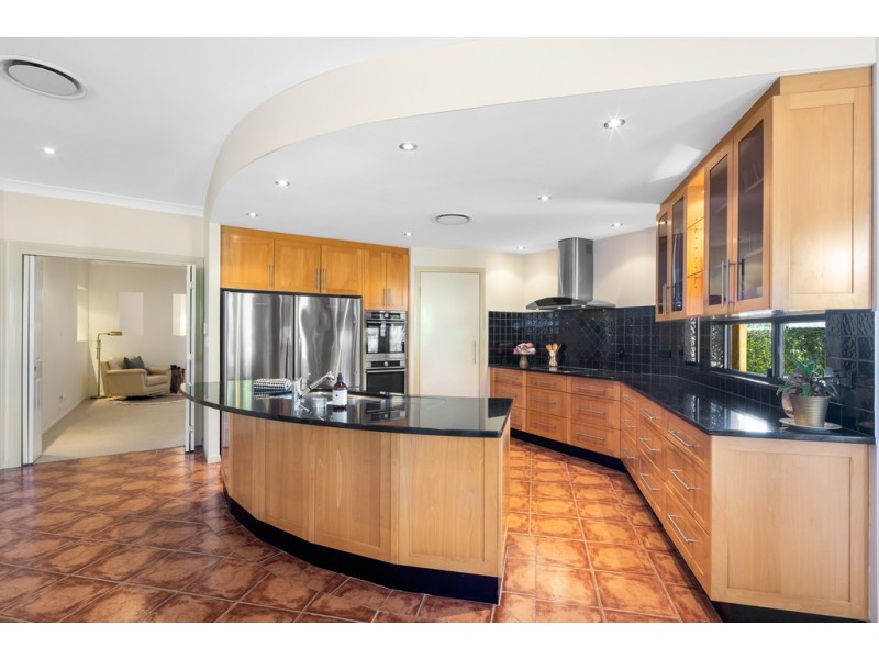 3 Deakin Court, Southside QLD 4570