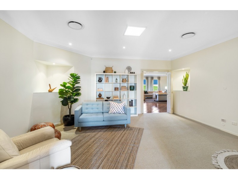 3 Deakin Court, Southside QLD 4570