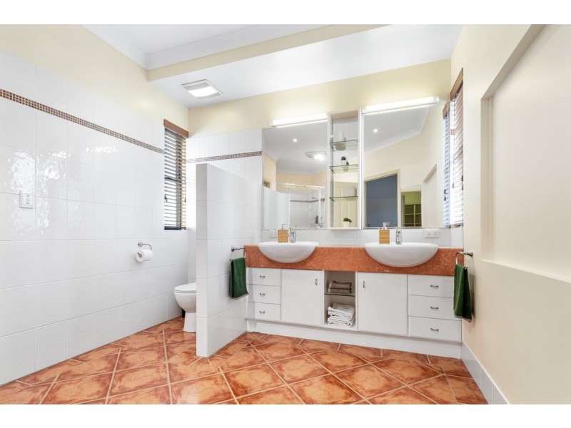 3 Deakin Court, Southside QLD 4570