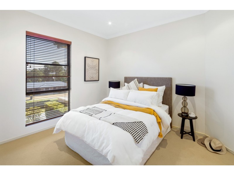 3 Deakin Court, Southside QLD 4570