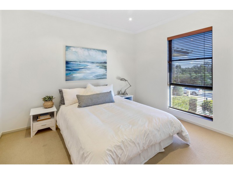 3 Deakin Court, Southside QLD 4570