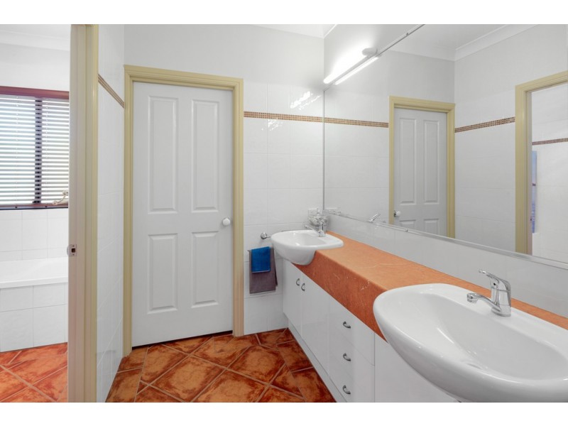 3 Deakin Court, Southside QLD 4570