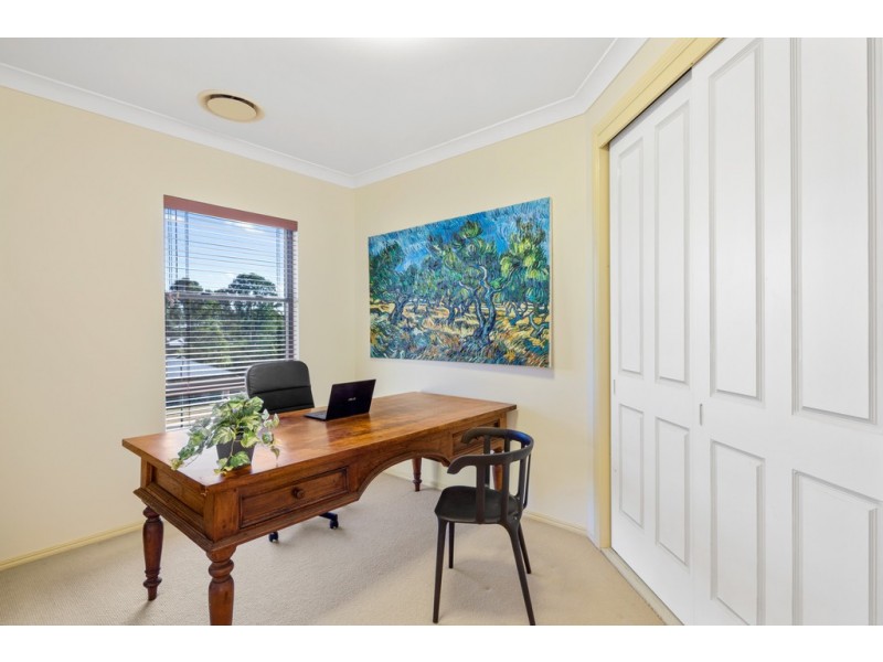 3 Deakin Court, Southside QLD 4570