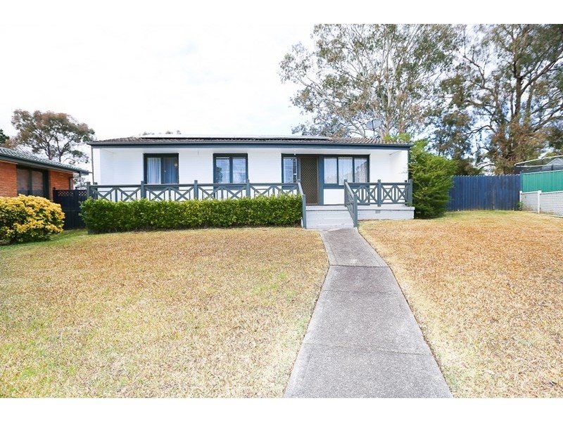4 HAKEA PLACE, Macquarie Fields NSW 2564
